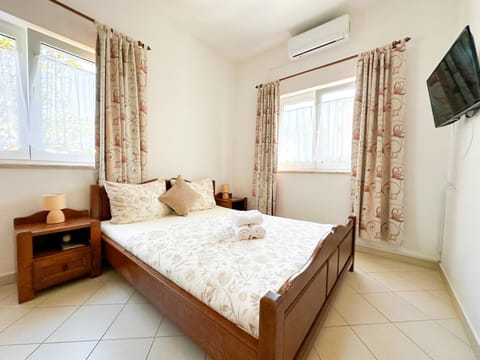 Bed, TV and multimedia, Photo of the whole room, air conditioner