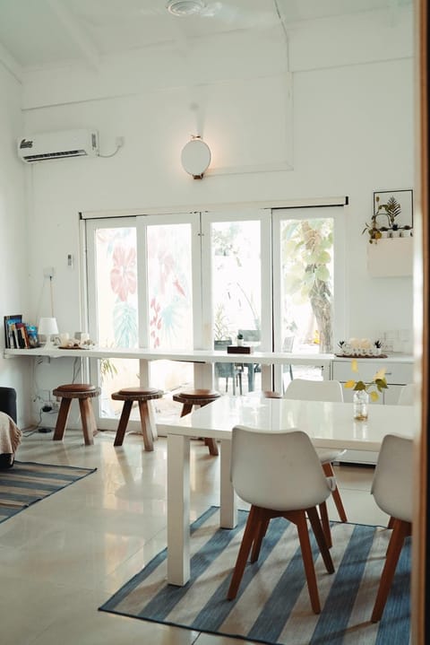Living room, Seating area, Dining area, air conditioner