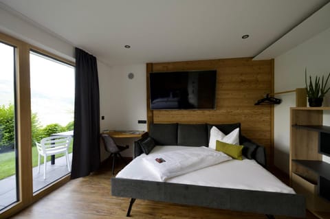 TV and multimedia, Photo of the whole room, Bedroom