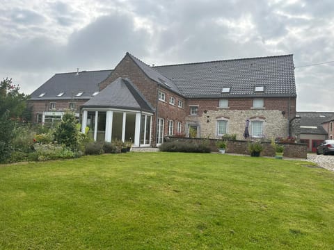 Chambre meublée ferme D’Herlaimont Country House in Wallonia, Belgium