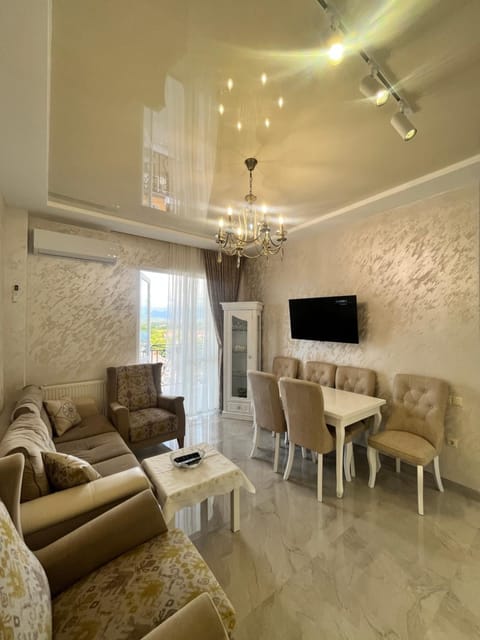 Communal lounge/ TV room, TV and multimedia, Living room, Seating area, Dining area, Evening entertainment
