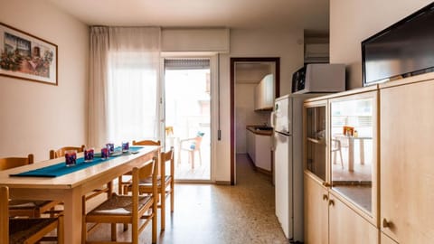 Restaurant/places to eat, Communal lounge/ TV room, Dining area, kitchen