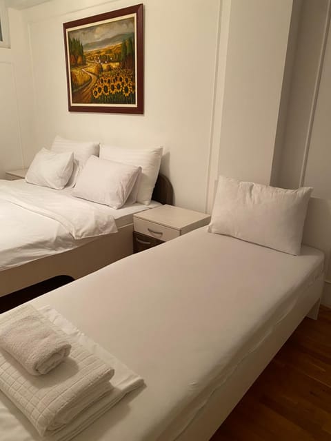 Bed, Bedroom, towels