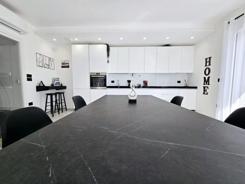 Kitchen or kitchenette, Dining area, stove