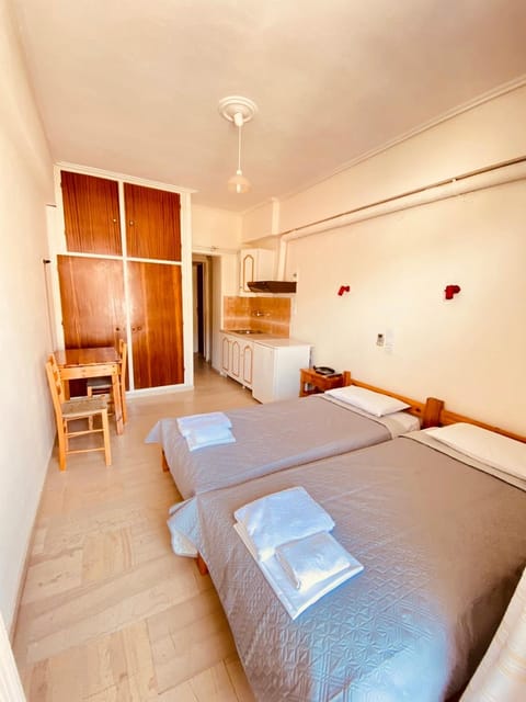 Bed, Kitchen or kitchenette, Photo of the whole room, Bedroom, towels