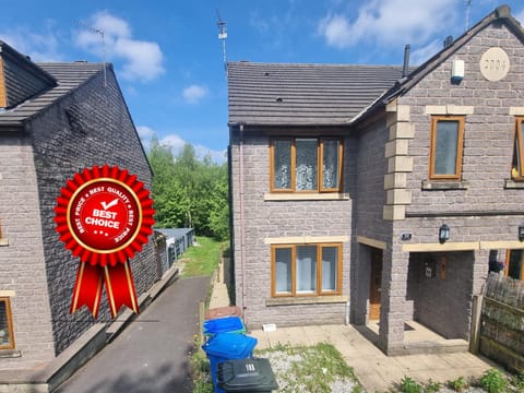 Property building, Day, Property logo or sign, Neighbourhood, Logo/Certificate/Sign, Street view, Certificate/Award