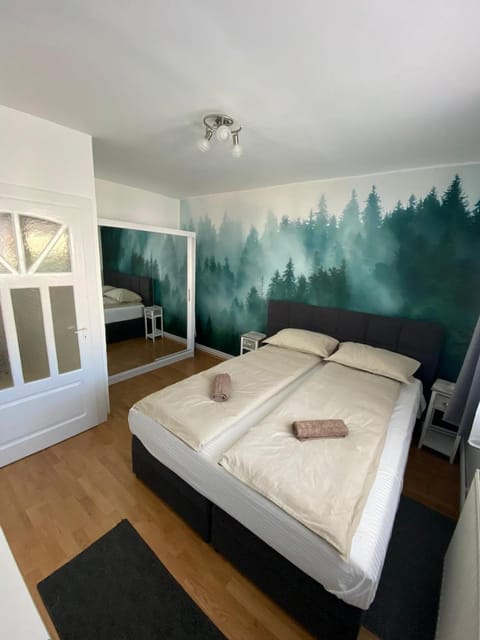 Bed, Photo of the whole room, Bedroom, Text overlay