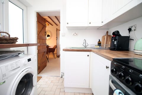Kitchen or kitchenette, oven, pet friendly, stove, toaster, washing machine