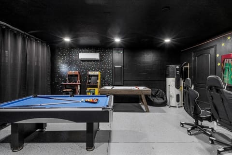 Billiard, Game Room