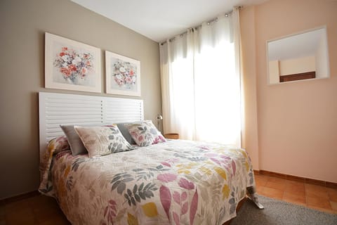 Property building, Bed, Off site, Photo of the whole room, Bedroom