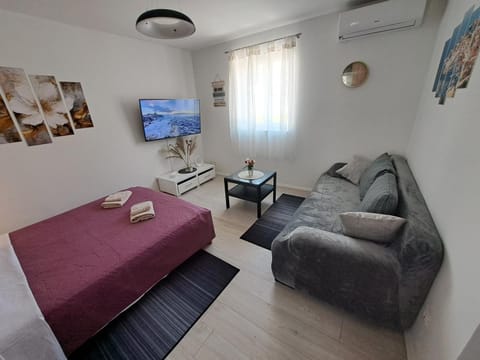 Bed, TV and multimedia, Living room, Seating area, Bedroom, air conditioner