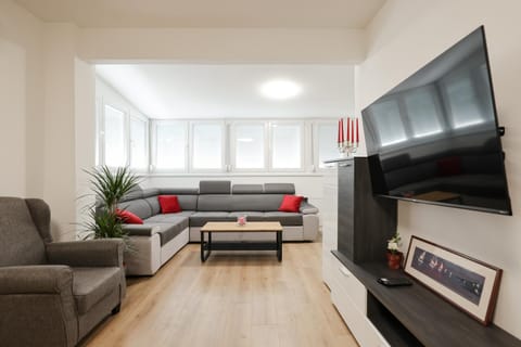 Communal lounge/ TV room, TV and multimedia, Living room, Seating area