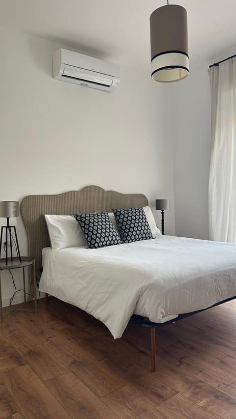 Bed, Photo of the whole room, Bedroom, air conditioner