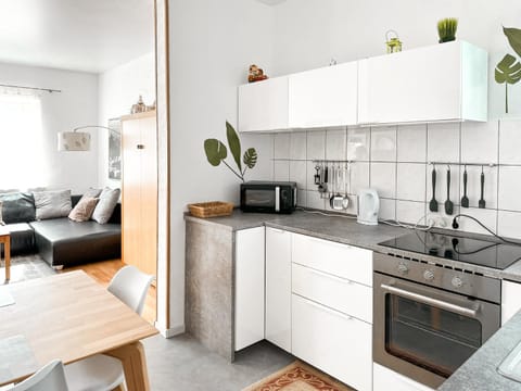 Coffee/tea facilities, Kitchen or kitchenette, Dining area, dishwasher, microwave, stove