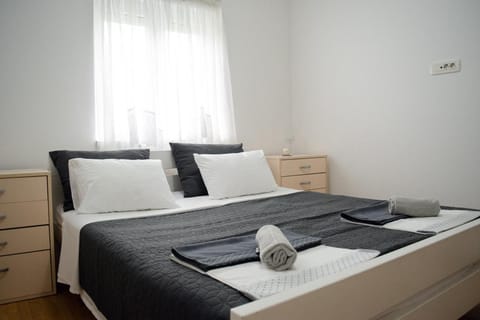 Bed, Bedroom, towels