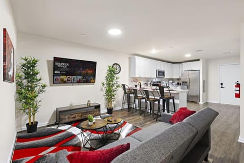 Communal lounge/ TV room, TV and multimedia, Living room, Seating area, Dining area, Evening entertainment