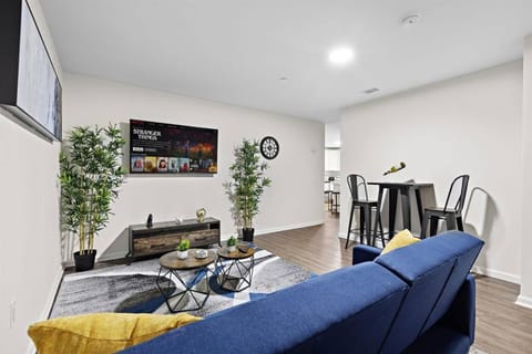 Communal lounge/ TV room, TV and multimedia, Living room, Seating area, Evening entertainment