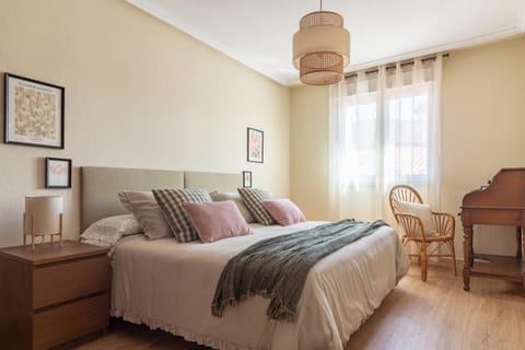 Photo of the whole room, Bedroom