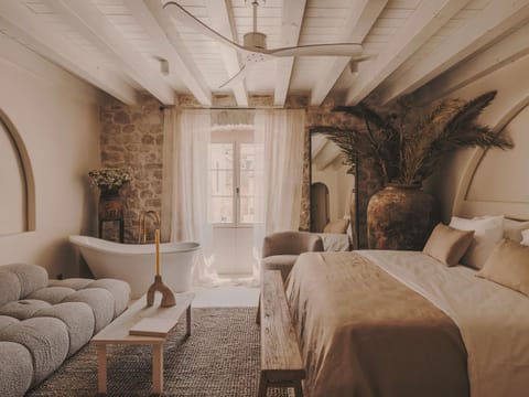 Bed, Photo of the whole room, Seating area, Bedroom