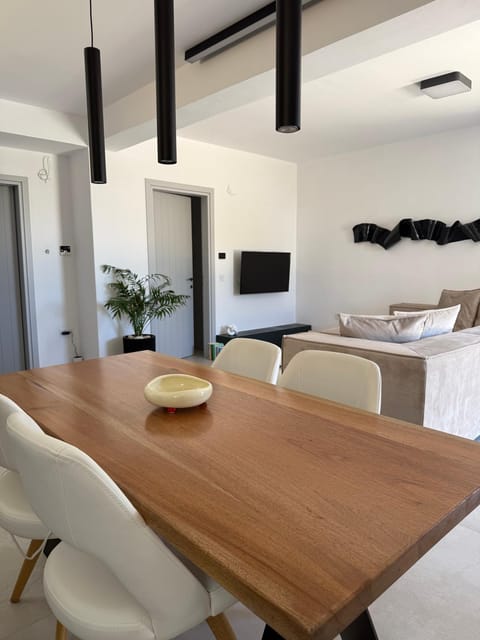 Communal lounge/ TV room, TV and multimedia, Living room, Seating area, Dining area