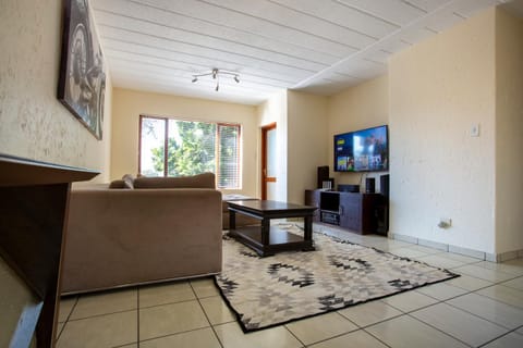 Communal lounge/ TV room, TV and multimedia, Living room, Seating area