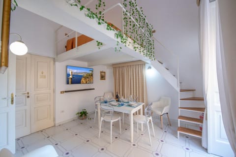 Communal lounge/ TV room, TV and multimedia, Dining area