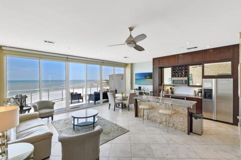 TV and multimedia, Kitchen or kitchenette, Living room, Seating area, Dining area, Sea view, oven