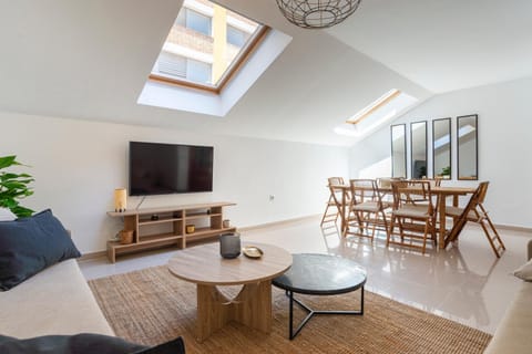 Communal lounge/ TV room, TV and multimedia, Living room, Seating area, Dining area, Evening entertainment