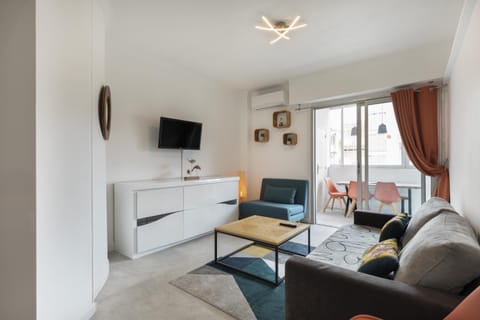 TV and multimedia, Seating area, Dining area, air conditioner