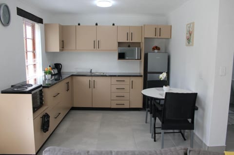 Kitchen or kitchenette, Dining area, oven, stove