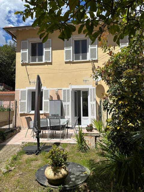 Property building, Facade/entrance, Garden, Garden, Garden view, Garden view