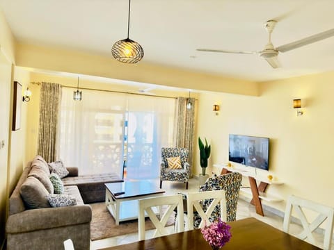 TV and multimedia, Living room, Seating area, Dining area