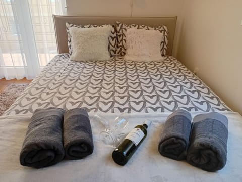 Bed, Photo of the whole room, towels