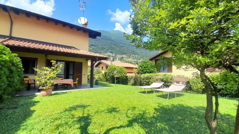 Property building, Garden, Garden view, Mountain view, sunbed