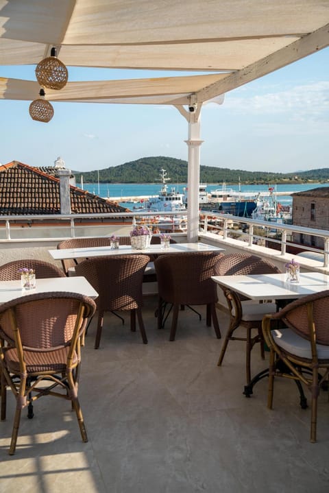 Restaurant/places to eat, Day, Natural landscape, View (from property/room), Balcony/Terrace, Sea view