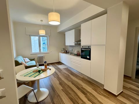 Kitchen or kitchenette, Dining area, oven, stove