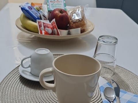 Coffee/tea facilities, Food and drinks, Food, Breakfast, Continental breakfast, Drinks