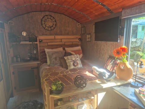Brewers Bolt Cozy Unique Shepherds Hut - Hot Tub! House in Northampton