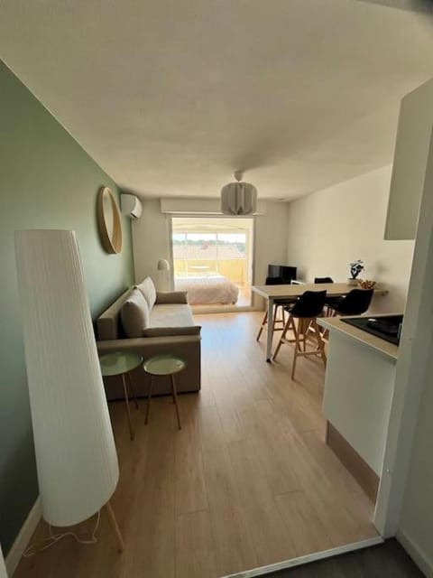 Studio vue mer avec piscine et terrain de tennis Apartment in Sausset-les-Pins