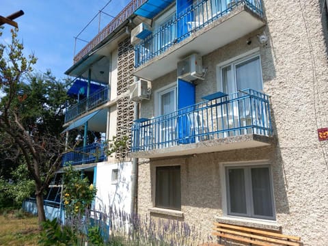 Property building, Day, Balcony/Terrace