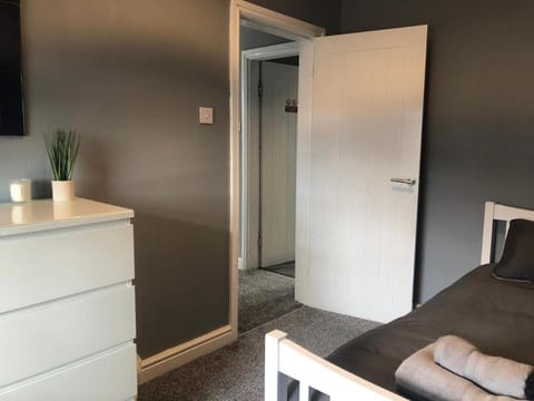 Bed, Bedroom, towels