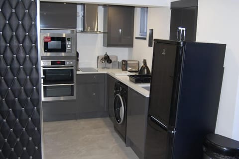 Self contained studio apartment in Burley, Leeds Apartment in Leeds