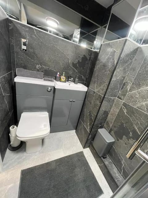 Self contained studio apartment in Burley, Leeds Apartment in Leeds