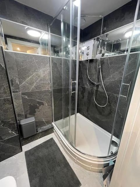 Self contained studio apartment in Burley, Leeds Apartment in Leeds