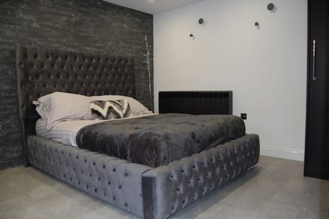 Self contained studio apartment in Burley, Leeds Apartment in Leeds