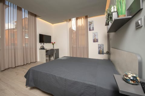 Bed, TV and multimedia, Photo of the whole room, Bedroom