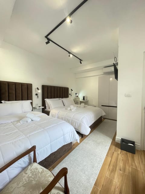 Bed, TV and multimedia, Photo of the whole room, Bedroom, towels, wardrobe