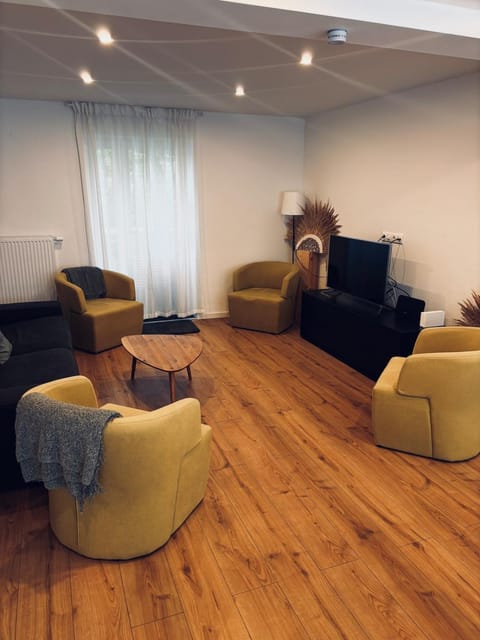 Communal lounge/ TV room, Living room, Seating area