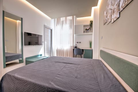 Bed, TV and multimedia, Bedroom