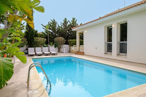Property building, Patio, Garden, Garden view, Pool view, Swimming pool, sunbed